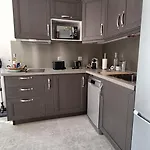 Petite Maison Independante.