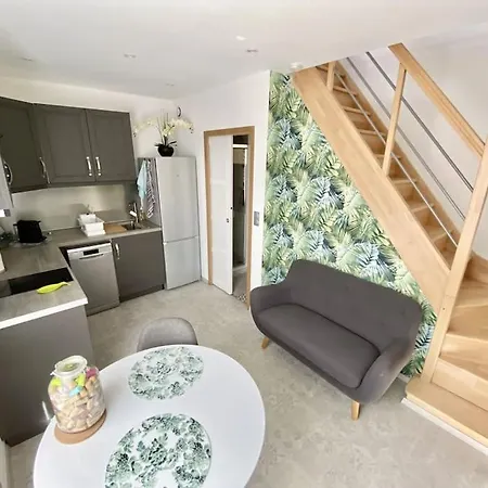 Petite Maison Independante. *