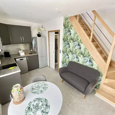 Petite Maison Independante. *